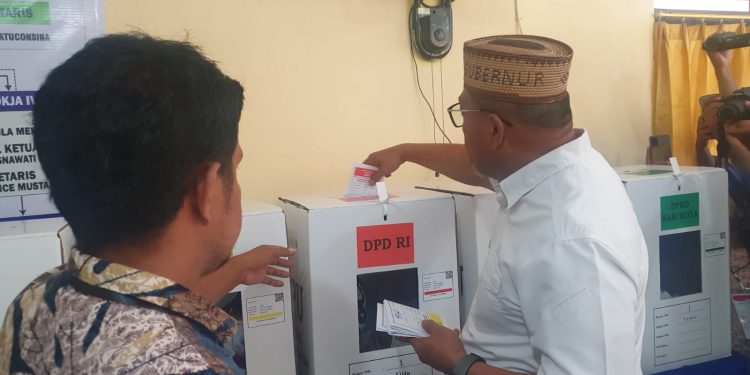Gubernur Maluku Gunakan Hak Pilih di TPS 01 Kelurahan Tihu