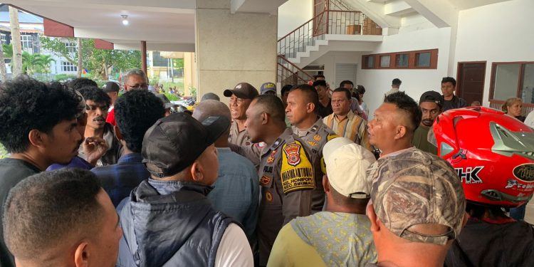 Tak Ijinkan Masuk Ikuti Pleno, Sejumlah Saksi PAN Adu Mulut Dengan Pihak Keamanan