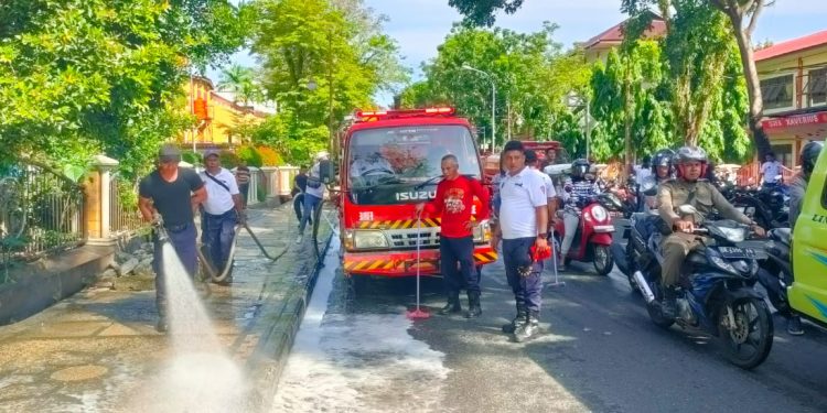 Sambut HUT ke-105, Damkar Ambon Gelar Aksi Bersih Lingkungan