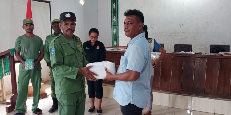 Polres Tanimbar Salurkan Bansos Kepada Lima Anggota KKPS, PTPS dan Linmas