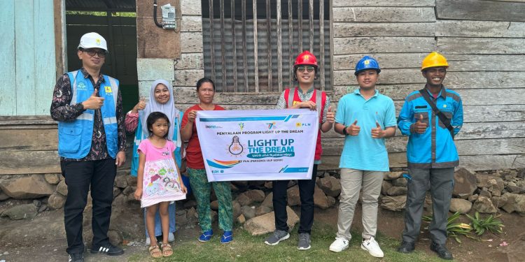 PLN UIW MMU Aliri Listrik ke 64 Keluarga Prasejahtera melalui PrLS