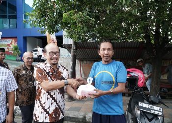 Kemenkumham Maluku Bagikan Takjil Kepada Warga Saat Melintasi Kanwil