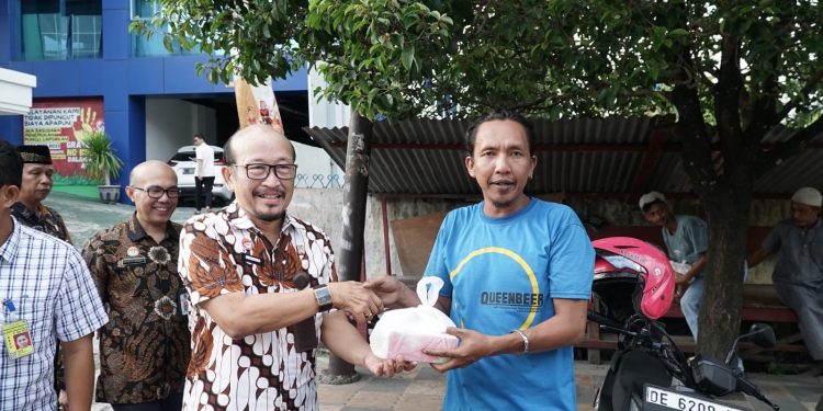 Kemenkumham Maluku Bagikan Takjil Kepada Warga Saat Melintasi Kanwil