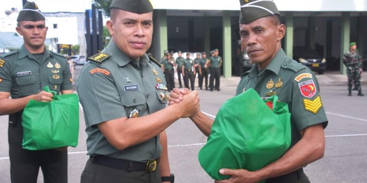 Danrem 151/Binaiya Serahkan Bingkisan Idul Fitri 1445 H Kepada Anggota