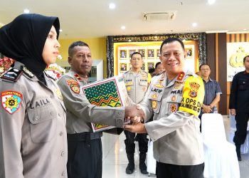 Kapolda Maluku Serahkan Bingkisan Lebaran Kepada Personel Polda