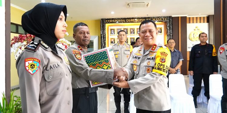 Kapolda Maluku Serahkan Bingkisan Lebaran Kepada Personel Polda
