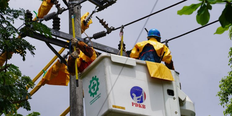 Tim PDKB PLN UIW MMU Lakukan Pemeliharaan Infrastruktur Kelistrikan