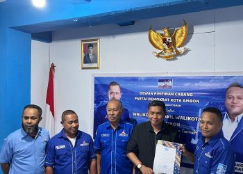 Bodewin Wattimena Bawa Formulir Pengembalian di Kantor DPC Demokrat Kota Ambon