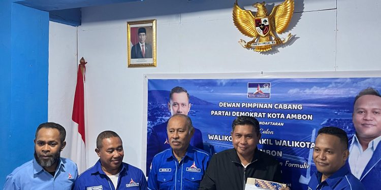 Bodewin Wattimena Bawa Formulir Pengembalian di Kantor DPC Demokrat Kota Ambon