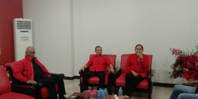 Barnabas Orno Resmi Daftar di DPD PDI Perjuangan