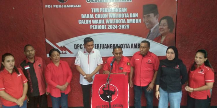Wattimena Kembalikan Formulir Pendaftaran Balon Walikota di DPC PDIP