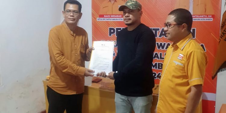 Jantje Wenno Lakukan Pengembalian Berkas Pendaftaran Bacalon Walikota Ambon di Empat Partai