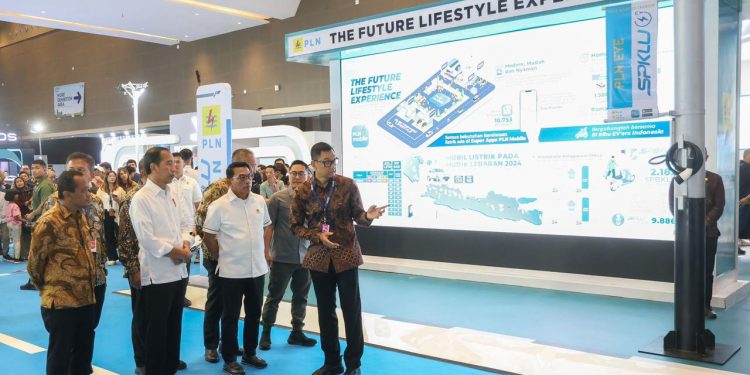 Presiden RI Kunjungi Booth PT PLN Dalam Gelaran PEVS 2024