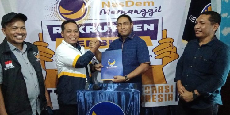 Mus Mualim Mengambil Formulir Pendaftaran Bacalon Walikota Ambon di Partai Nasdem