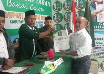 Dominggus Risaputty Kembalikan Berkas Pendaftaran Cabup SBB di DPC PKB 