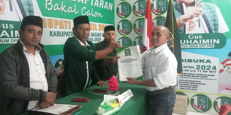 Dominggus Risaputty Kembalikan Berkas Pendaftaran Cabup SBB di DPC PKB