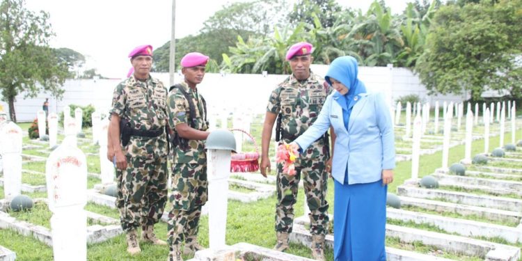 Meriahkan HUT Pasmar 3 ke-6, Yonmarhanlan IX Ambon Ziarah Makam dan Santuni Warakawuri
