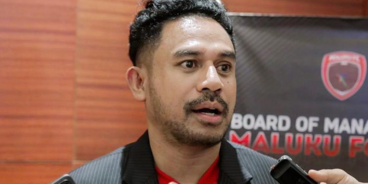 Iksan Tualeka Ambil Formulir Calon Wawali Ambon