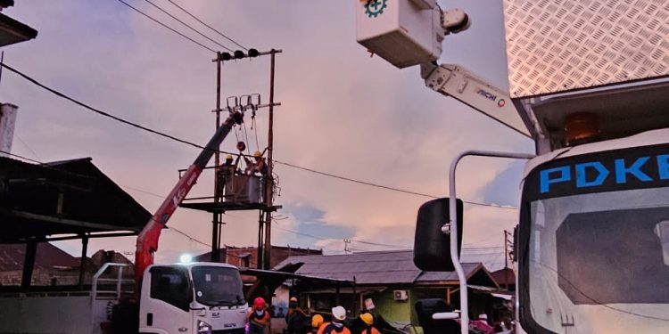 Kebakaran Bastiong, PLN UP3 Ternate Tanggap Normalkan Sistem Kelistrikan dengan Instal 1 Unit Gardu Bergerak 400 KVA