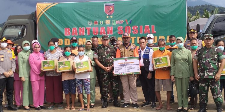 Pangdam Pattimura Mengecek Penanganan Pengungsi Gunung Ibu di Halbar