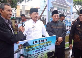 Pemprov Maluku Serahkan Hewan Kurban Kepada Masjid Al-Fatah Ambon