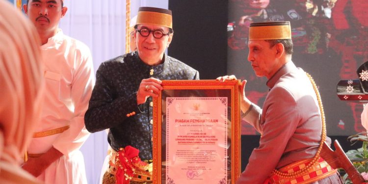 Menteri Hukum dan HAM Teroma Gelar Adat dari Dewan Adat Kerajaan Gowa