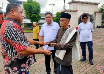 DPRD Maluku Serahkan Hewan Kurban Kepada Masjid Raya Alfatah