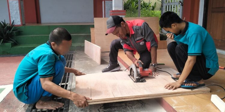 Anak LPKA Ambon Diajarkan Pembentukan Kayu Lewat Furniture 