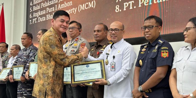 Kumham Maluku Terima Penghargaan Dari BNN 