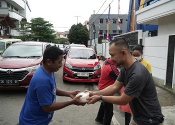 Kanwil kemenkumham Maluku Bagikan Paket Makan Kepada Pengemudi Angkot dan Ojol 