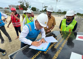 PLN Perluas Jangkauan Kelistrikan Pasang Baru di Pasar Snyioli Lieta Pulau Moa 