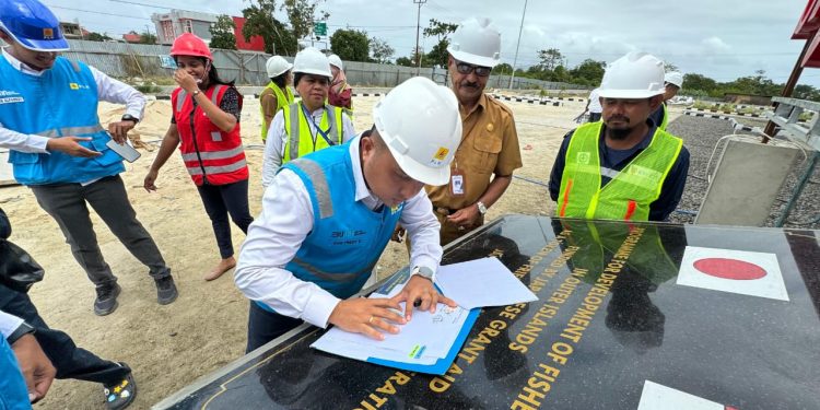 PLN Perluas Jangkauan Kelistrikan Pasang Baru di Pasar Snyioli Lieta Pulau Moa 