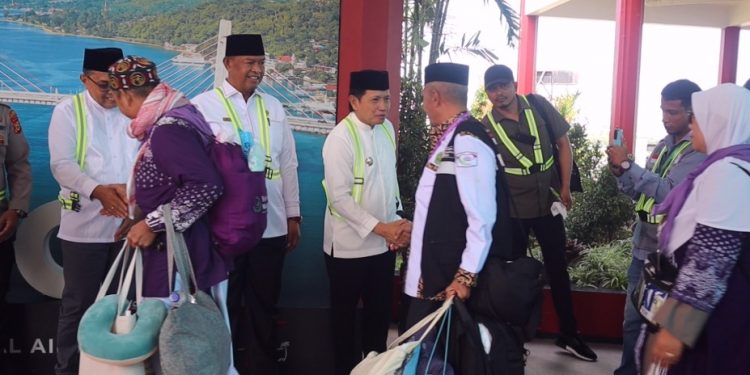 PJ Gubernur Maluku Sambut Petugas dan Jemaah Haji Promal