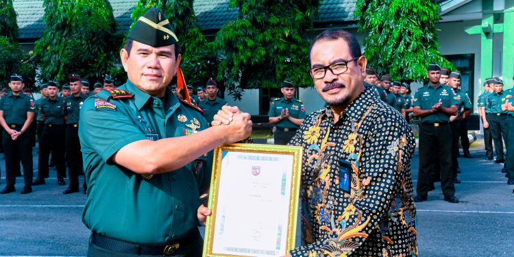 Pangdam Pattimura Berikan Penghargaan kepada PLN UIW MMU
