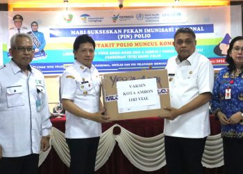 Sukseskan PIN Polio, PJ Gubernur Maluku Serahkan Vaksin Secara Simbolis Kepada 11 Kabupaten dan Kota 