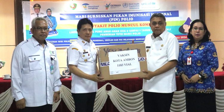 Sukseskan PIN Polio, PJ Gubernur Maluku Serahkan Vaksin Secara Simbolis Kepada 11 Kabupaten dan Kota 