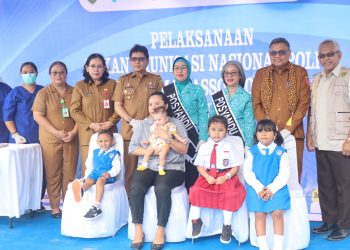 PJ Gubernur Maluku Tinjau PIN Polio dan Serahkan Anakan Pohon Cabe di Negeri Lama