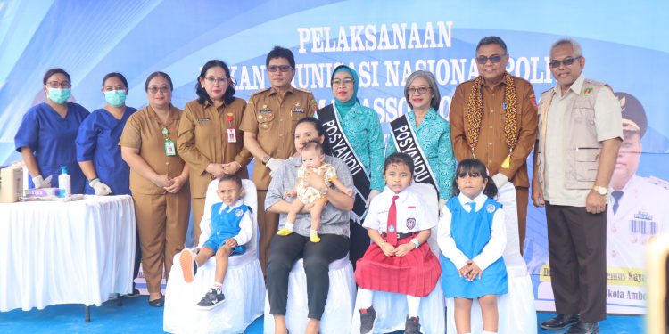 PJ Gubernur Maluku Tinjau PIN Polio dan Serahkan Anakan Pohon Cabe di Negeri Lama