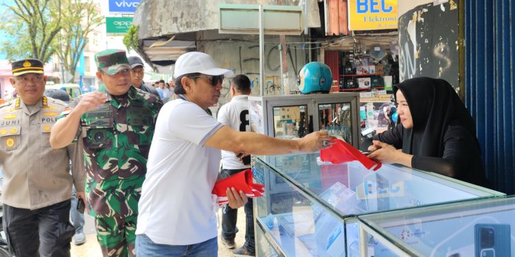 Dukung Program Nasional, Pemprov Maluku Bagikan Bendera Merah Putih