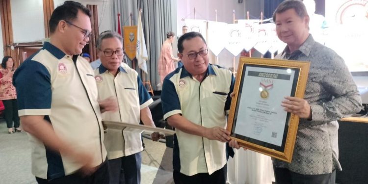 Prabowo Subianto Terima Pin Emas dari SMSI atas Dedikasinya Jaga Demokrasi