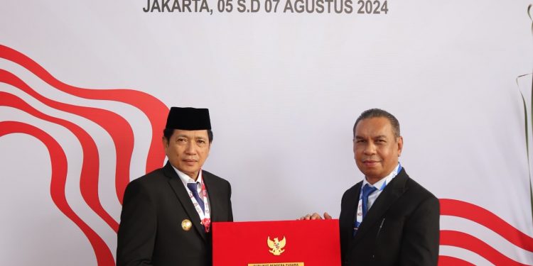 PJ Gubernur Maluku Terima Duplikat Bendera Pusaka Dari Kepala BPIP RI