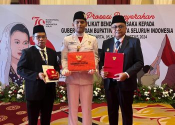 BPIP Serahkan Duplikat Bendera Pusaka Kepada PJ Walikota Ambon