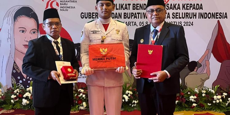 BPIP Serahkan Duplikat Bendera Pusaka Kepada PJ Walikota Ambon