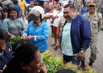 Warga Antusias Datangi Gerakan Pangan Murah Pemkot Ambon