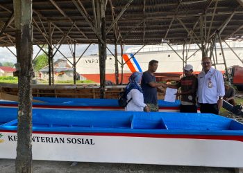 Nelayan di Ambon Terima Bantuan Perahu Fiber Bermesin 1,5 GT Dari Kemensos RI