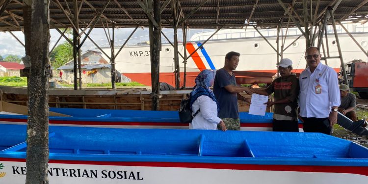 Nelayan di Ambon Terima Bantuan Perahu Fiber Bermesin 1,5 GT Dari Kemensos RI
