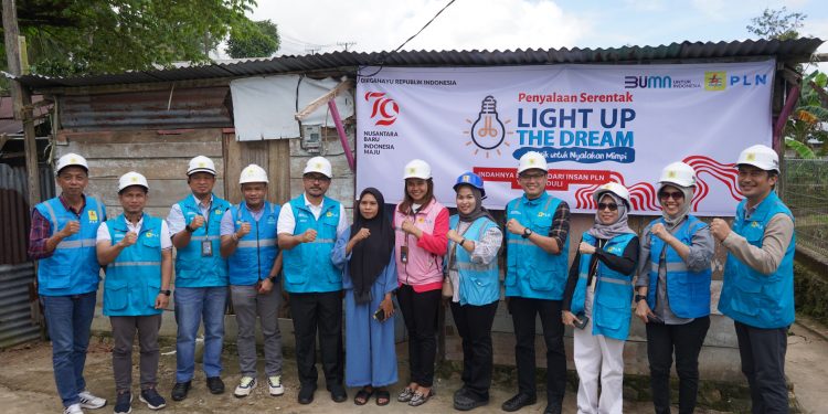 Jelang HUT ke-79 RI, PLN Lakukan Pemasangan Listrik Gratis Bagi Warga Kurang Mampu
