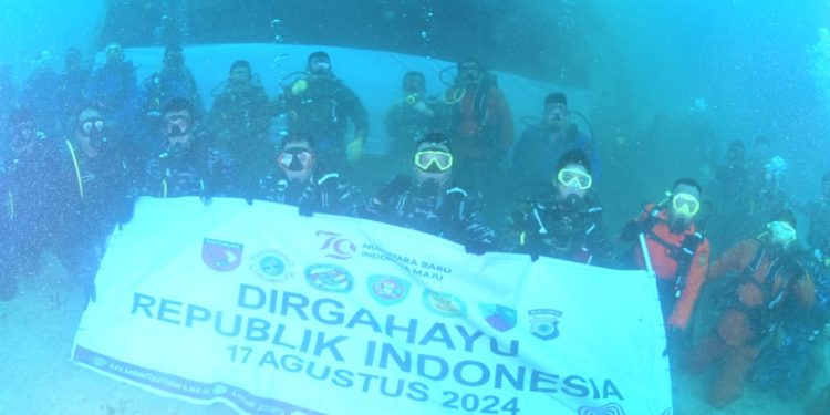 Meriahkan HUT ke-79 RI, Pangdam Pattimura Kibarkan Bendera Merah Putih di Bawah Laut