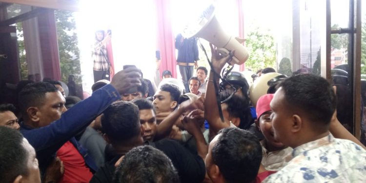 Demo Tolak RUU Pilkada di DPRD Maluku Ricuh