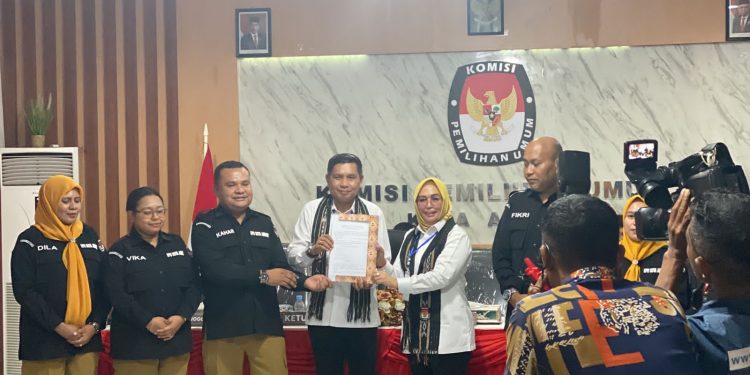 Bodewin Wattimena dan Ely Toisuta Resmi Mendaftar di KPU Ambon